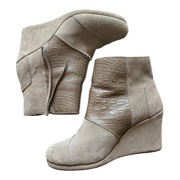 Toms Desert Wedge Croc Embossed Suede Boots Tan Sz Women's 6 Wide - Picture 1 of 8